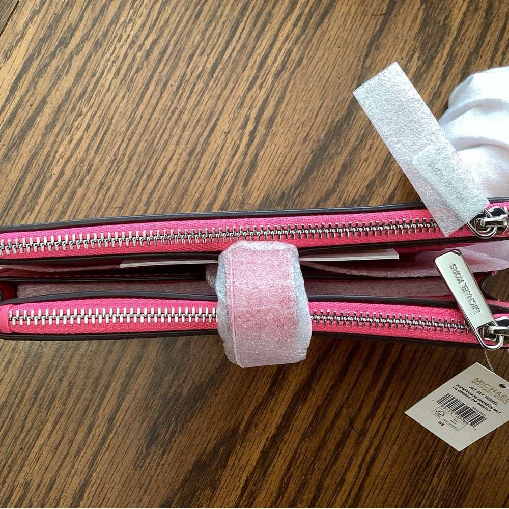 Micheal Kors Jet Set Large Ombré Wristlet in Hibiscus 🌺 NWT - Picture 3 of 6